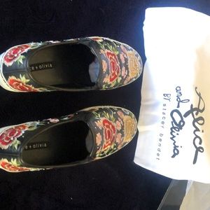 Alice and olivia  flower embroidered  flats